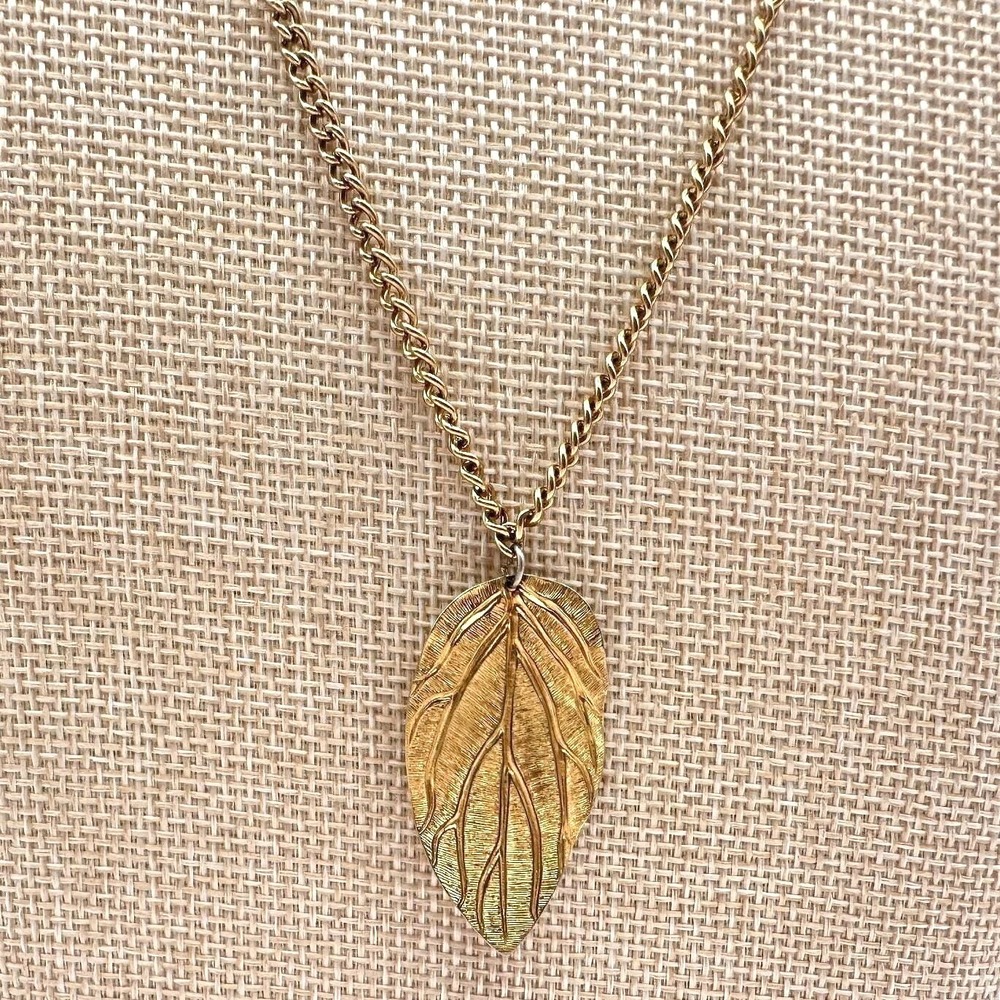 Vintage 70s Gold Tone Textured Leaf Pendant Statement Necklace Retro Jewelry Y2K